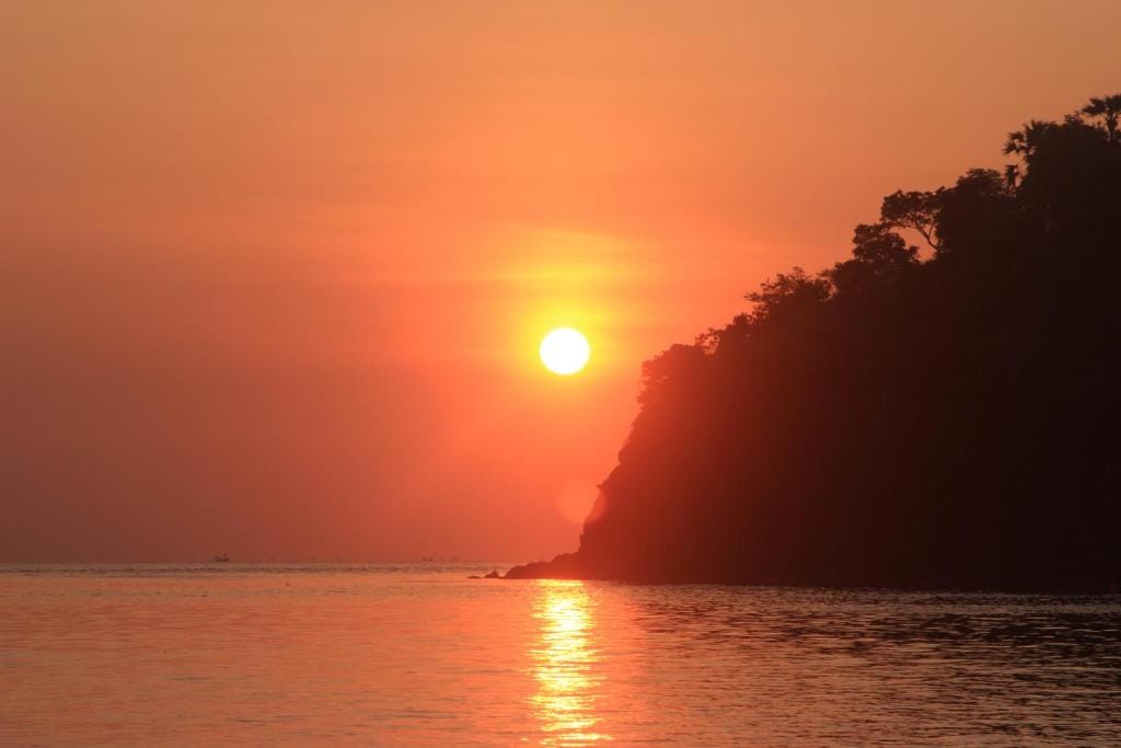 COCONUT BEACH BUNGALOWs & WARUNG 2 — 1