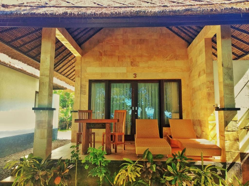 Jemeluk Beach Bungalows — 1