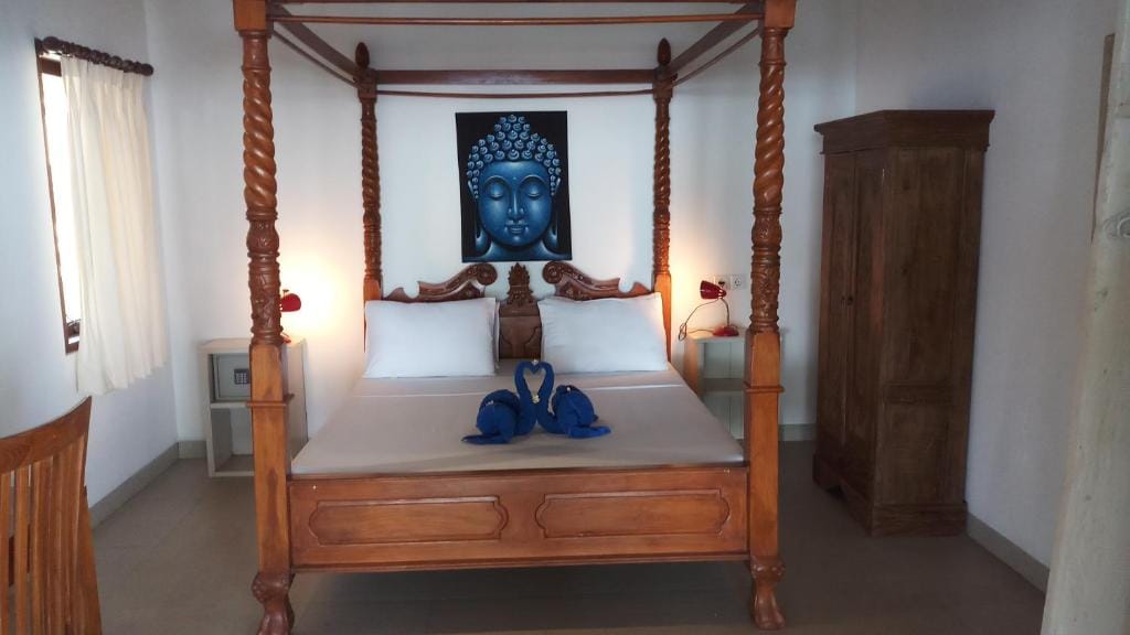 Jemeluk Beach Bungalows — 2