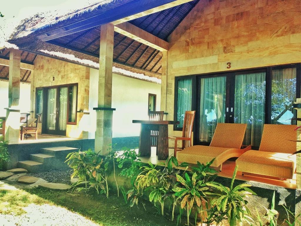 Jemeluk Beach Bungalows — 5