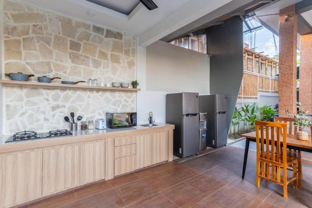 Batu Bolong - Island Boy Guesthouse Prime Canggu — 5