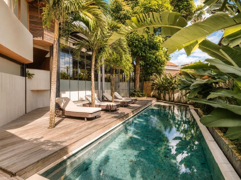 Modern 1-BR Loft with Art Deco Style Shared Pool — 4