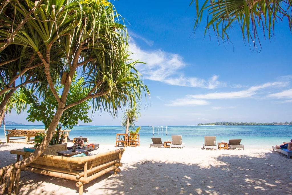 Island View Bar & Bungalow — 3
