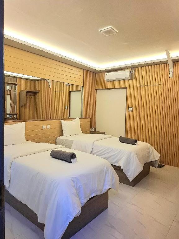 7 Day Inn — 2