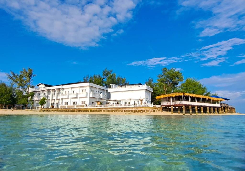 Gili Beachfront Suites — 1