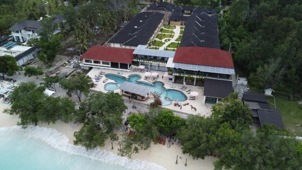Pine Tree Beach Hotel — 1