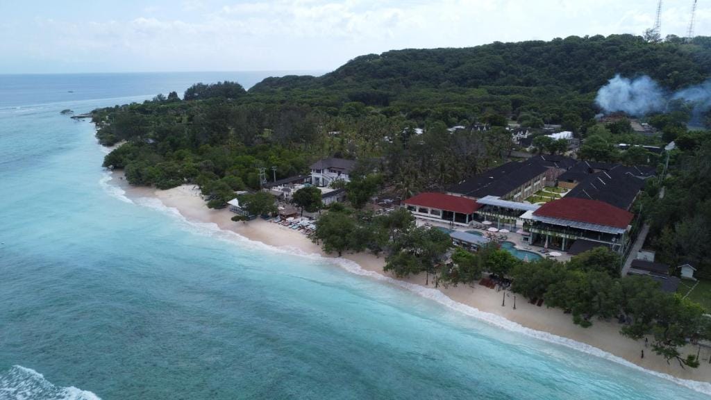 Pine Tree Beach Hotel — 4