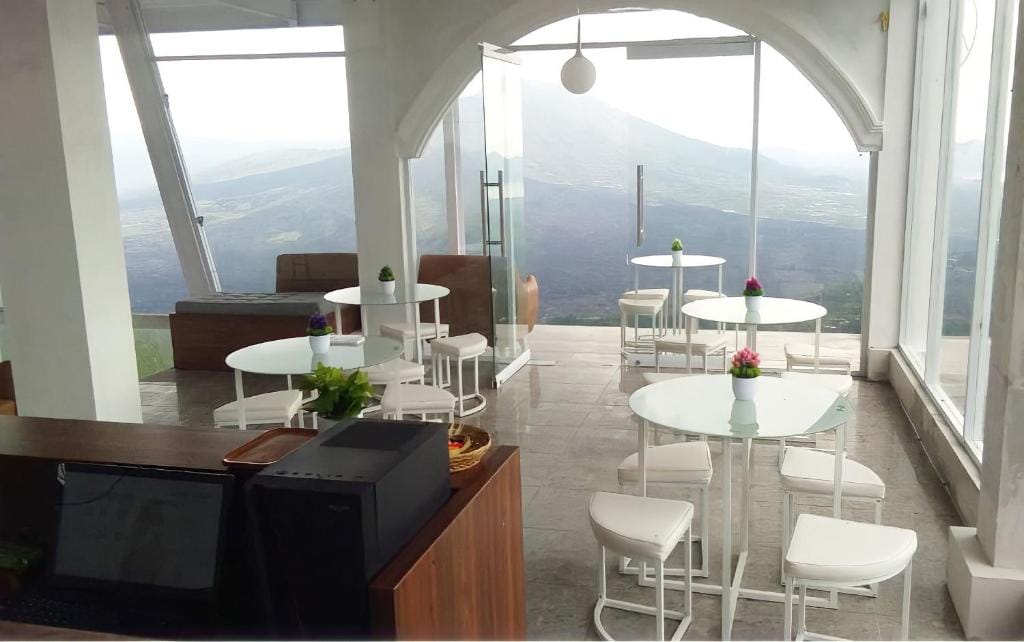 Devanora Hotel & Resto — 4