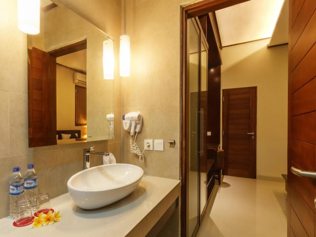 Yulia Beach Inn Kuta — 2