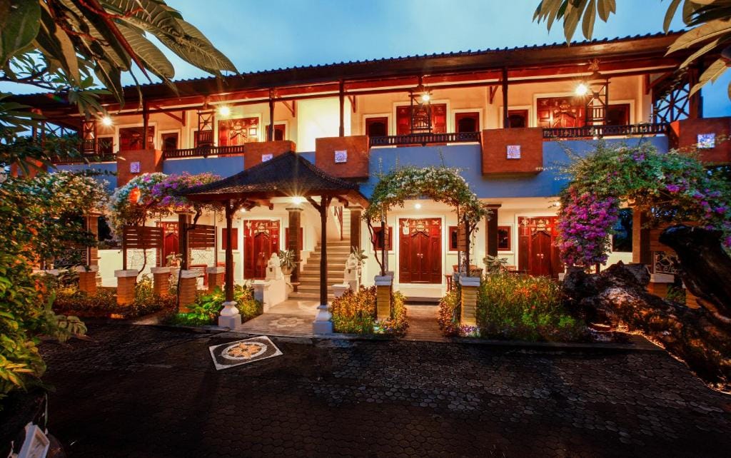 Bali Taman Beach Resort & Spa Lovina — 4