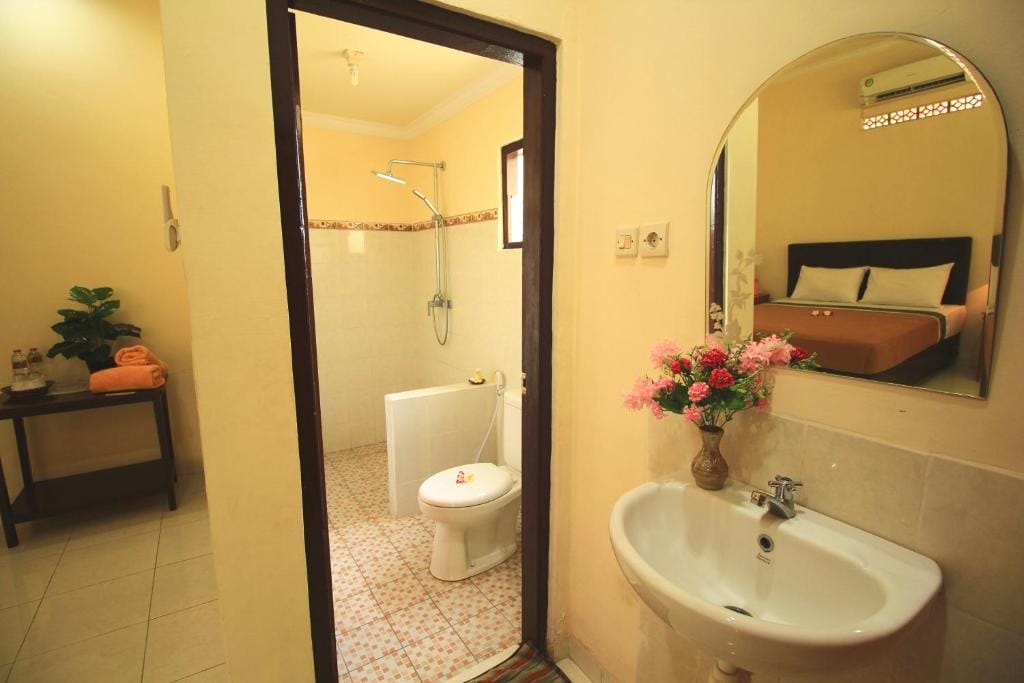 Lovina Beach Hotel — 2