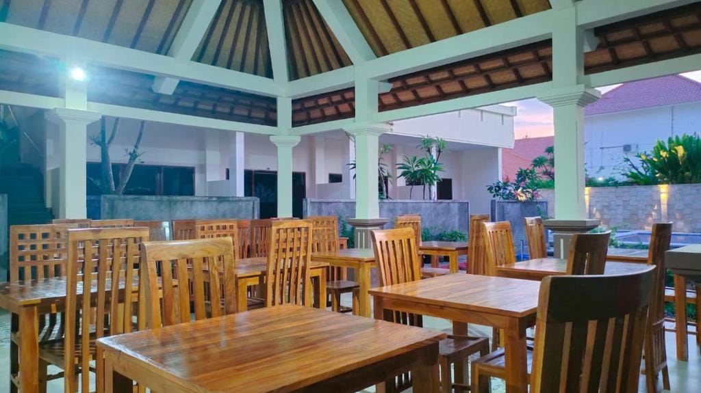 THE LAVIANA HOTEL — 4