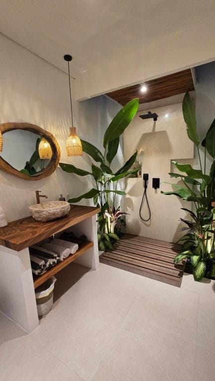 YUGA NYANYI SUITE Boutique Hotel with Pool & Ricefield View — 3